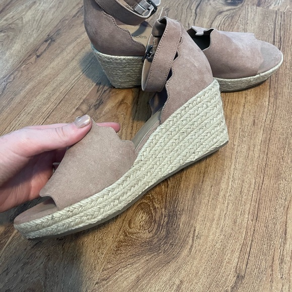 Maurice’s Wedge Sandals - Picture 3 of 7